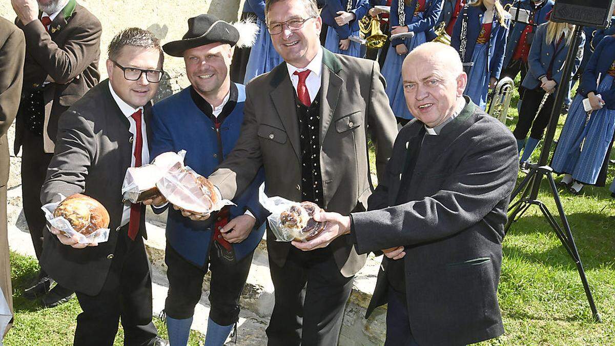 Tourismuschef Hellmut Koch, Kapellmeister Gerald Schwager, Bürgermeister Wolfgang Klinar und Pfarrer Wladyslaw Tomasz Mach
