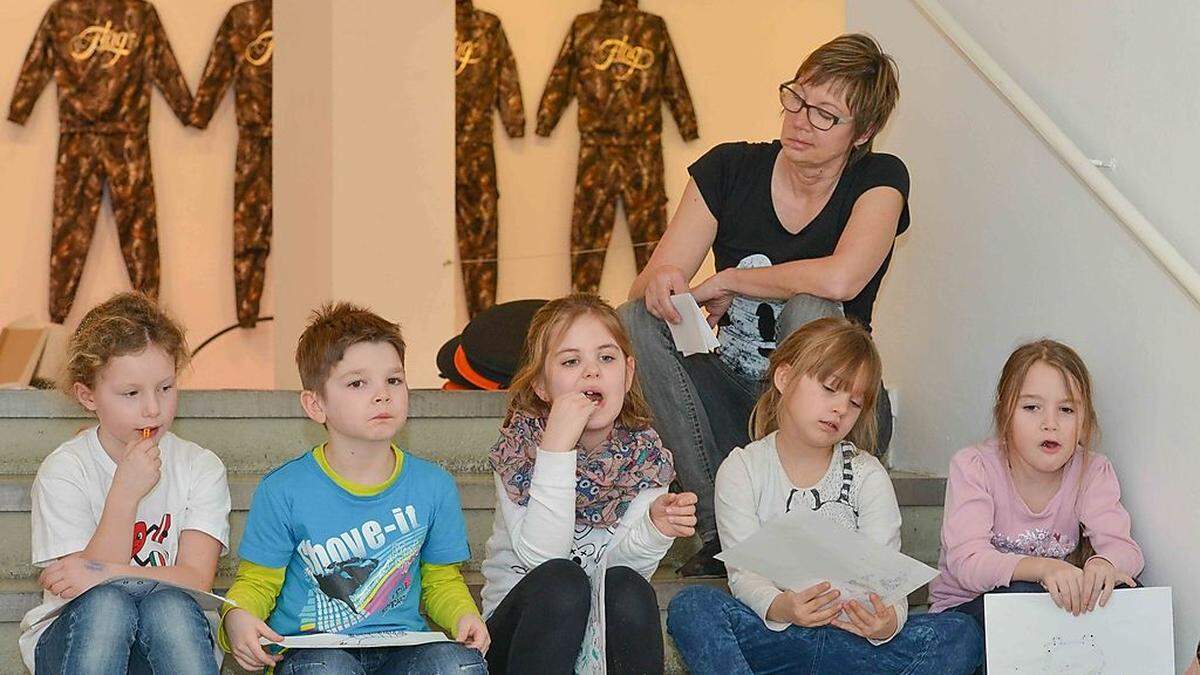  Sabine Dittl, eine der Kunstvermittlerinnen der Galerie Freihausgasse und die Kinder der 1. A-Klasse Maria Gail