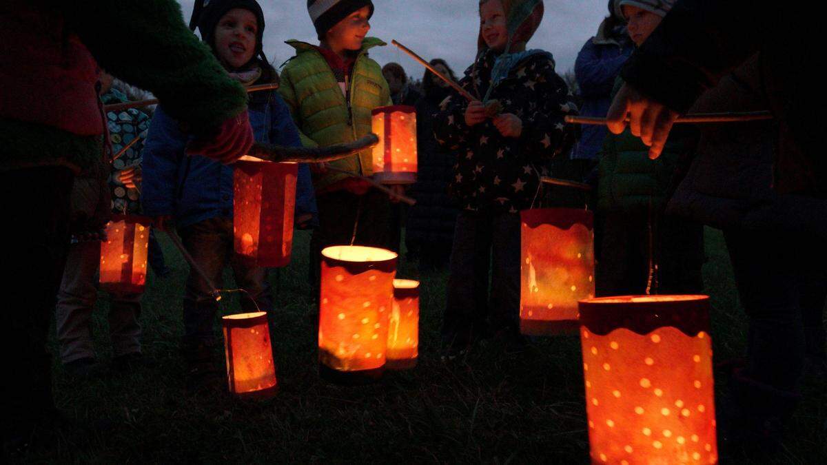 Martinsfest | Zum Martinstag tragen in der Steiermark tausende Kinder Laternen durchs Land