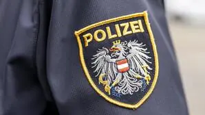 Großaufnahme eines Polizeiansteckers