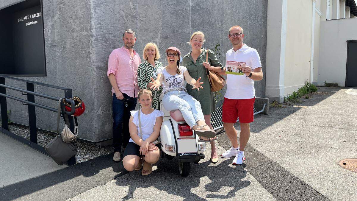 Sie machen Laien fit für die Theaterbühne: Alexander Lang (l.), Betty O (am Moped) und Antje Hochholdinger (2. v. r.)