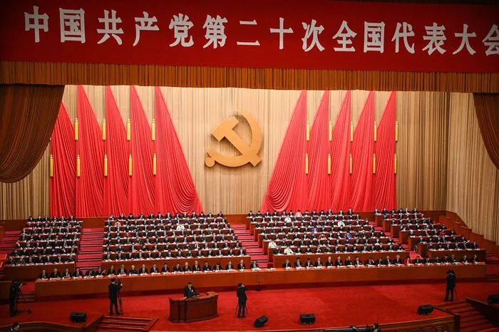 In einer Grundsatzrede vor den rund 2300 Delegierten in der Großen Halle des Volkes in Peking rief der Machhaber zur "großen Erneuerung der chinesischen Nation" und zum Ausbau des "Sozialismus chinesischer Prägung" auf.