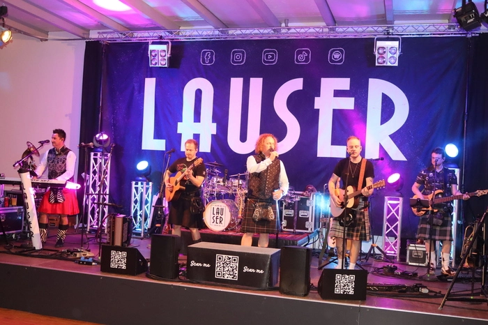 Die bekannten „Lauser“ im Schottenrock füllten mit ihrer Musik den Tanzboden.