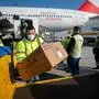 ABD0125_20200323 - SCHWECHAT - STERREICH: Italien bekommt per AUA-Flug 130 Tonnen Schutzausrstung aus China. Geliefert wird die Schutzausrstung mit zwei AUA-Maschinen, die am Montag, 23. Mrz 2020 in Wien-Schwechat gelandet sind. Im Bild: Entladung der Schutzausrstung aus einem AUA-Flugzeug am Flughafen Wien-Schwechat. - FOTO: APA/GEORG HOCHMUTH - CoronaBKA2020