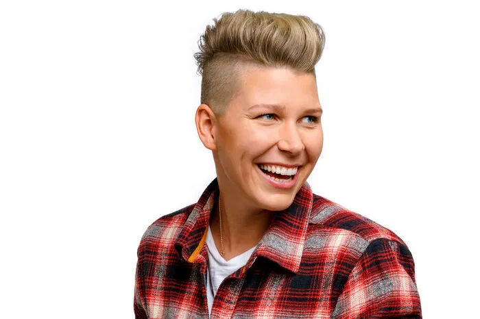 Sie ist Singer-Songwriterin, Eishockeyspielerin und vielleicht bald "Dancing Star". In der Tanzshow wird sie mit einer Profitänzerin antreten.