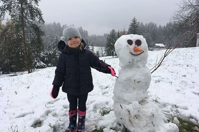 Magdalena aus Bodensdorf freut sich über ihren ersten Schneemann in diesem Jahr.