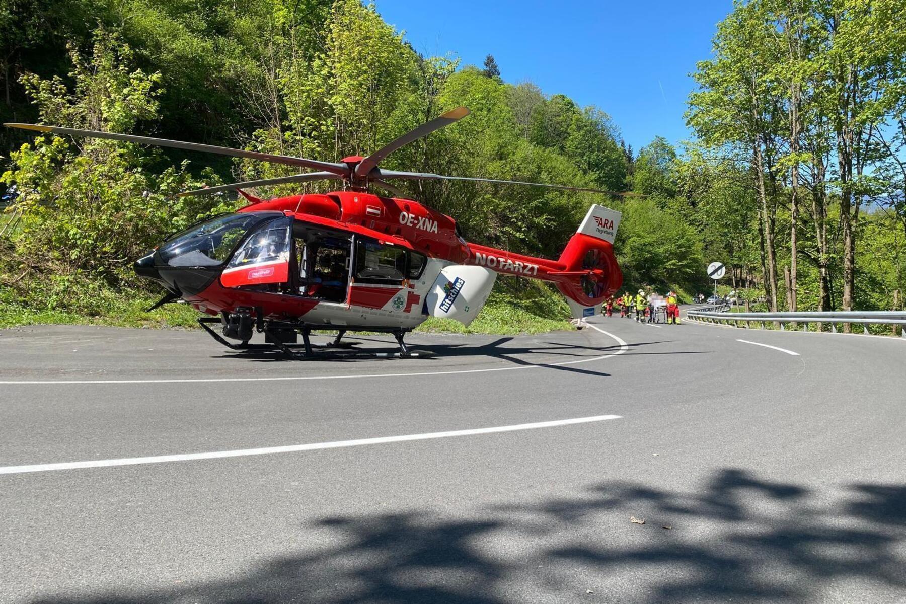 Notarzthubschrauber im Einsatz: Schwerer Motorradunfall am Wurzenpass