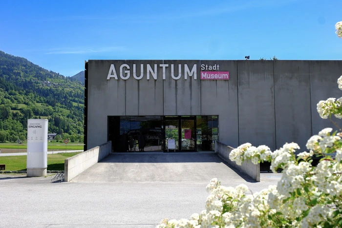 Aguntum Dölsach | Mehrere Stunden können im Museum Aguntum in Dölsach verbracht werden. Zahlreiche Ausstellungsstücke in den Schauvitrinen sollen den Besuchern ein möglichst umfassendes Bild der Kultur und Zivilisation der Römerzeit in den Alpen vermitteln. Zu sehen gibt es unter anderem Schmuck, Werkzeuge und Wandmalereien. Das Museum ist täglich ab 10 Uhr geöffnet. Erwachsene zahlen sieben, Kinder und Jugendliche sechs Euro Eintritt.