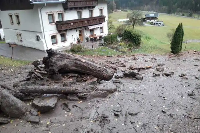 Dieser Hof in Mörtschach wurde nur knapp von einem massiven Hangrutsch verschont