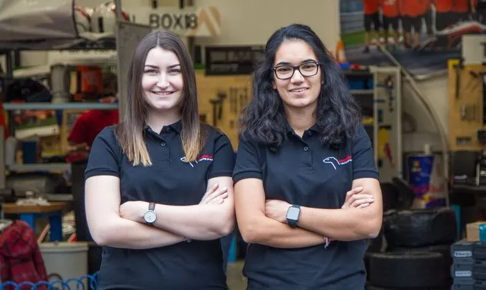 Teamleaderin Sushama Chander (re.) und Natascha Breitegger (li.), die PR-Leiterin von joanneum racing