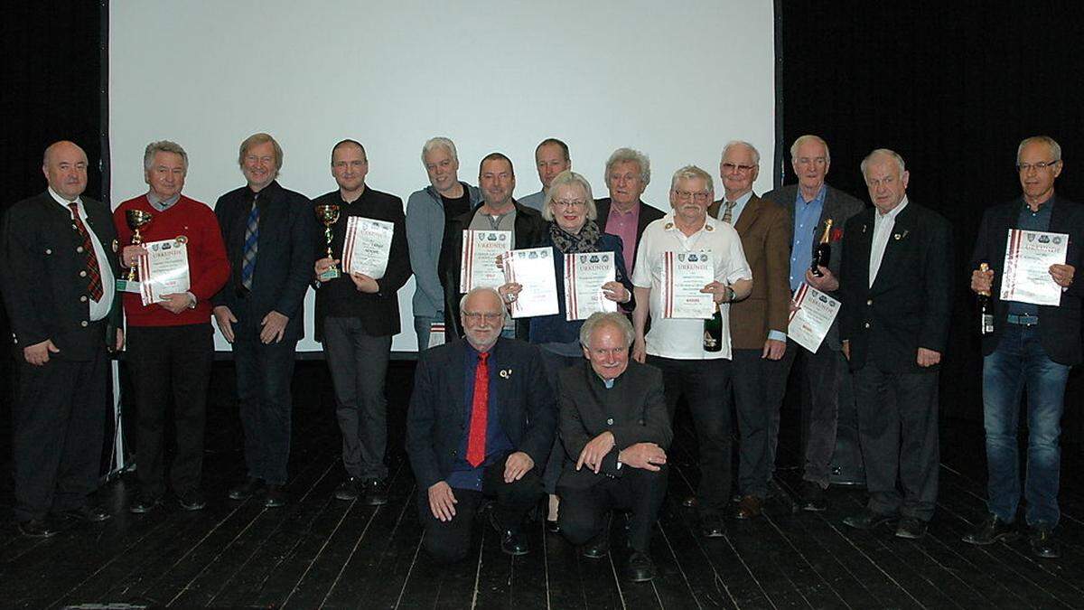 Die stolzen Sieger mit ihren Gratulanten