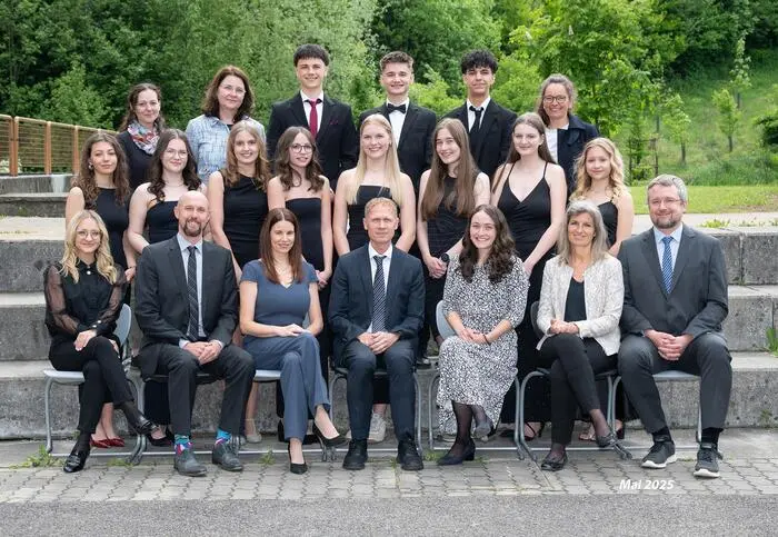 Die Absolventinnen und Absolventen der 8B-Klasse