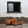 Ein mit Schlamm beschmierter Teddybär vor einem Haus in Schuld.