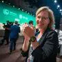 Leonore Gewessler unmittelbar nach dem Beschluss des UEA-Consensus im Plenarsaal der COP28