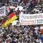 Knapp 20.00 Demonstranten zählte die Polizei in Berlin. Es gab auch Gegenproteste – mit Maske