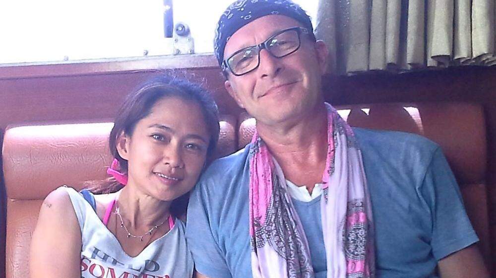 Josch Brunner hilft mit seiner Frau Jeannie Tan den Opfern des Erdbebens