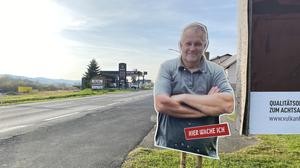 Der couragierte Landwirt Herbert Gartner lieferte sich im August eine Verfolgungsjagd mit ungarischen Einbrechern - nun hat die Polizei weitere Erkenntnisse zum Fall veröffentlicht und ihn für den „Courage Award 2024“ nominiert. (Im Bild: sichtlich stolz posiert ein Aufsteller von Gartner an der Einfahrt von Paurach)