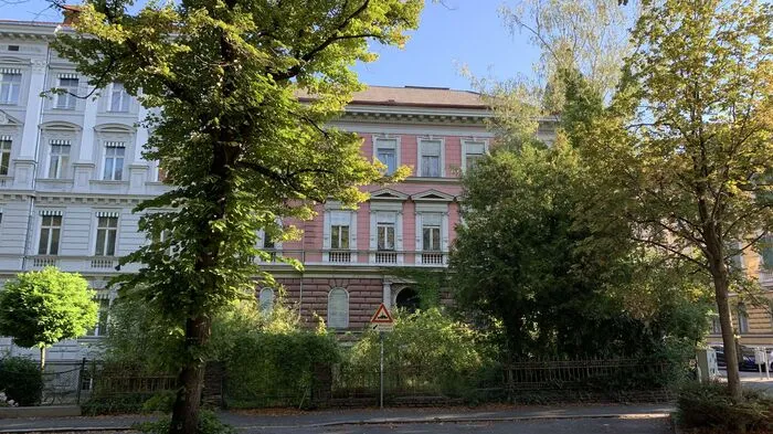 Hinter der Baum-Allee und dem Vorgarten steht das verlassene Altstadthaus in der Parkstraße 9.
