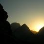 Abendstimmung vor dem Museum der Dolomitenfreunde in Kötschach Mauthen: Ein Felsgesicht schaut sich den Sonnenuntergang an