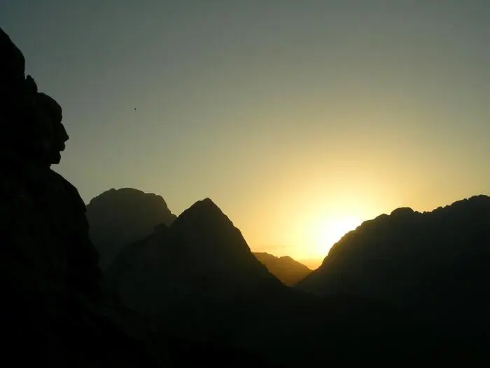 „Am besten sieht man das Felsgesicht (linker Bildrand) bei der Abendstimmung im Freilichtmuseum am Kleinen Pal", erklärt Karin Schmid, geschäftsführende Vizepräsidentin der Dolomitenfreunde in Kötschach-Mauthen