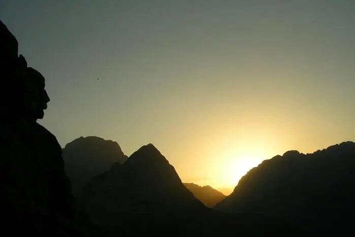 „Am Besten sieht man das Felsgesicht (linker Bildrand) bei der Abendstimmung im Freilichtmuseum am Kleinen Pal“, erklärt Karin Schmid, geschäftsführende Vizepräsidentin der Dolomitenfreunde in Kötschach-Mauthen