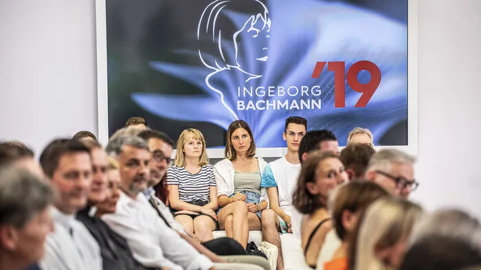 In Klagenfurt wurden die 43. Tage der deutschsprachigen Literatur eröffnet. Vierzehn Autoren lesen um den mit 25.000 Euro dotierten Bachmann-Preis.