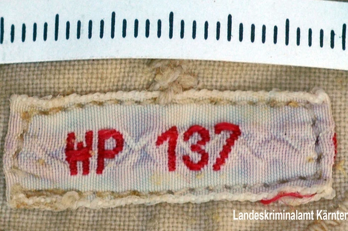 In dem Bettdeckenüberzug waren die Initialen und die Schülernummer des Täters: WP 137.