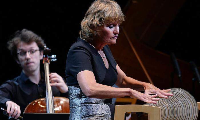 Christa Schönfeldinger an der Glasharmonika. (Im Hintergrund Floris Fortin)