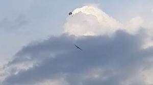 Der Absturz wurde von einem Unbekannten gefilmt: Pilot rettete sich mit Fallschirm