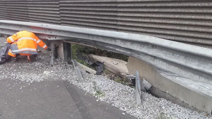 Der Kleinwagen war in Fahrtrichtung Graz unterwegs, als der Fahrer die Kontrolle verlor und mit seinem Pkw Leitschienen sowie Lärmschutzmauer rammte.