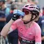 Der Däne Jonas Vingegaard fährt im Rosa Trikot