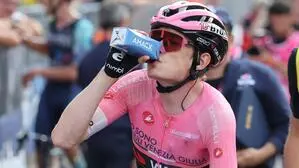 Der Däne Jonas Vingegaard fährt im Rosa Trikot