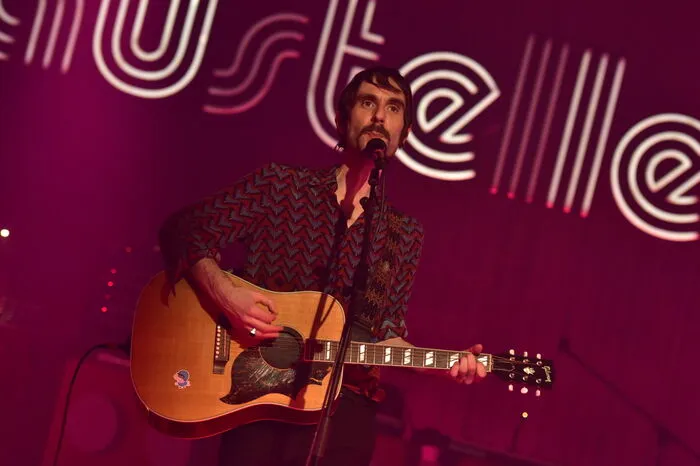 Francesco Bianconi griff gegen Ende des Konzertes auch zur Gitarre.