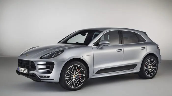 Mit dem Performance-Paket wird der Macan Turbo zum neuen Topmodell der Baureihe. 440 PS stellt der 3,6 Liter große V6-Motor mit Biturbo-Aufladung nach der Leistungskur bereit. Das sind 40 PS mehr als beim „normalen“ Macan Turbo. Der Spurt von null auf 100 km/h gelingt jetzt in 4,4 Sekunden (- 0,4 s), die Beschleunigung endet erst bei 272 km/h (+ 6 km/h).