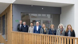 Die Verantwortlichen vor dem Eingang der neuen Kinderambulanz