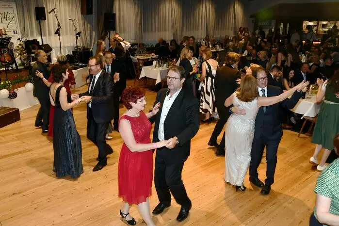 Die sehenswerte Mitternachtseinlage lautete „Showtanz“, dargeboten von zwei Profitanzpaaren aus Graz. Ein großer Glückshafen mit wertvollen Sachpreisen vervollständigte diese Veranstaltung.