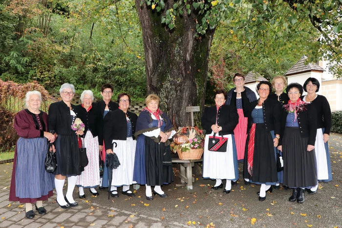 Das Erntedankfest wurde u.a. von den „Trachtenfrauen Tiffen“ unter der Obfrau-Stv. Maria Kattnig, Maria Koch (Kassierin) und Elisabeth „Sissi“ Weißenbacher (Schriftführerin) besucht.