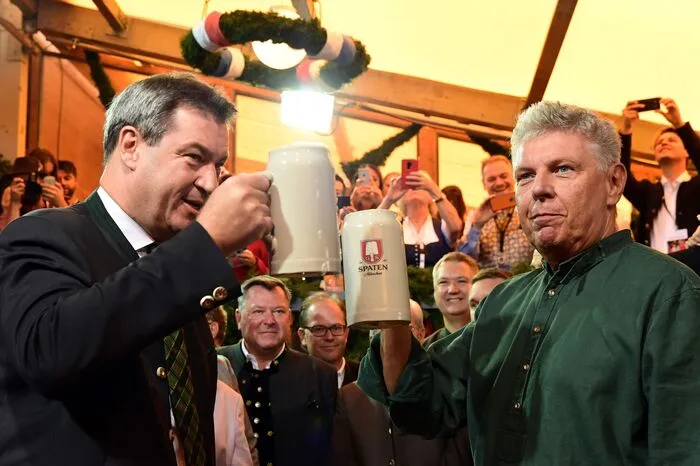 Während Böllerschüsse den Start des größten Volksfests der Welt verkündeten, stießen Reiter und Bayerns Ministerpräsident Markus Söder auf eine friedliche Wiesn an.