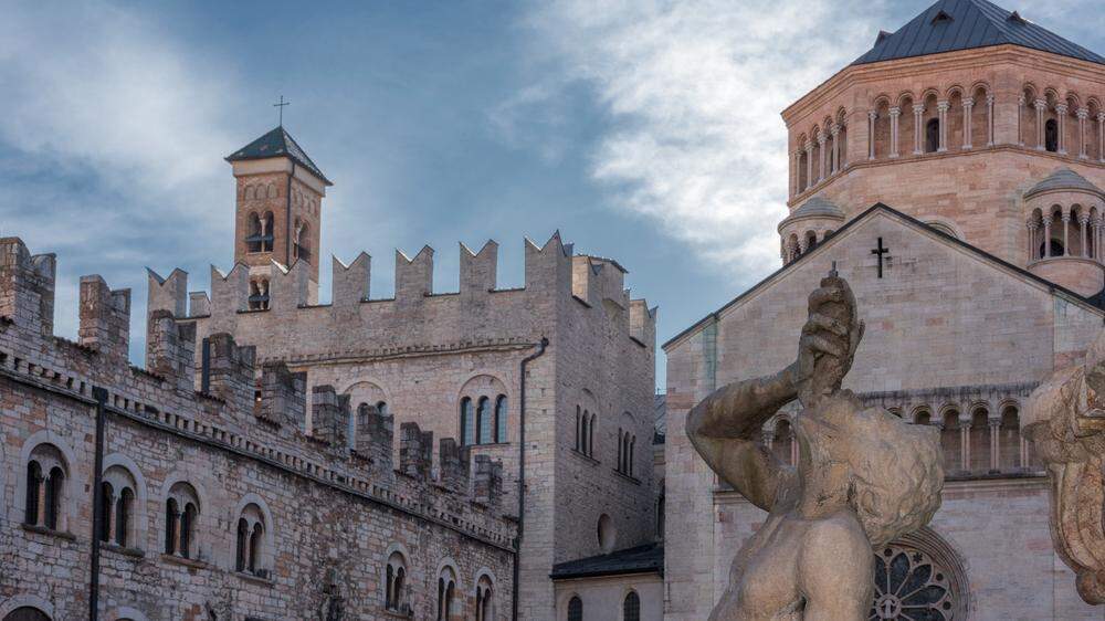 Der Domplatz von Trient mit der Kathedrale San Vigilio und dem Neptunbrunnen