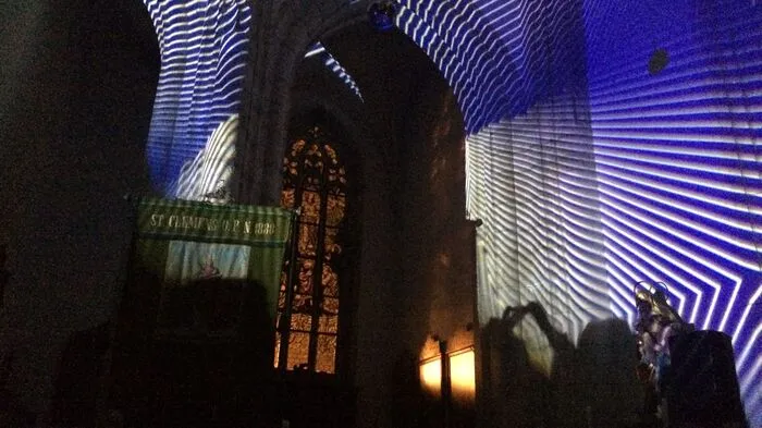 Zur Eröffnung des heurigen Rostfests luden die Veranstalter zu einem akustischen und visuellen Konzert in die Oswaldikirche. Regolith steuerte den Sound, Ocho Resotto die Visuals bei. So wurde die Kirche für eine gute Stunde zu einer tongewaltigen Klangwolke und von Licht durchzogenen Kathedrale.