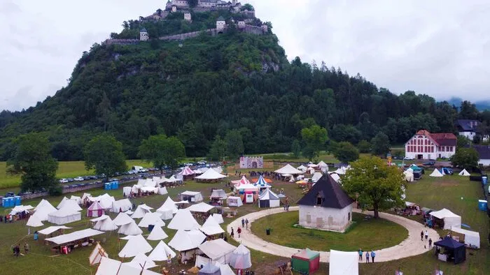 Am Fuße der Burg Hochosterwitz verwandelt sich das Areal, auf dem einst die Pferde versorgt wurden, vom 13. bis 21. August 2022 in einen mittelalterlichen Marktplatz.