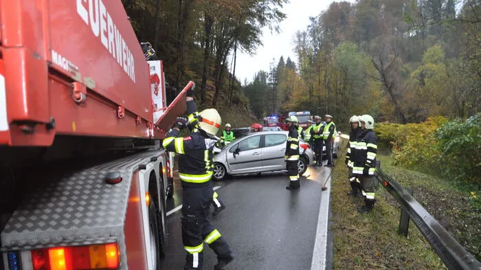 Nachdem sich ein Auto am Donnerstag in den Kremser Reihen (B 70) überschlagen hatte . . .
