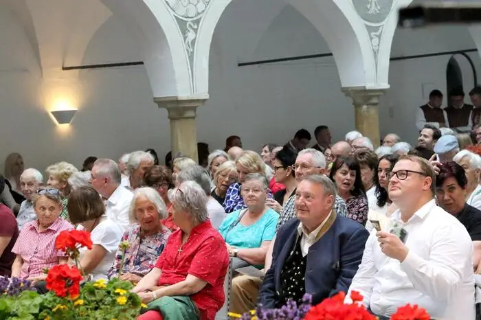 Übrigens: Ein Video vom Konzertabend gibt es auf Facebook Kleine Zeitung St. Veit/Feldkirchen zu sehen!