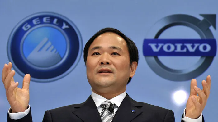 Mann des Jahres. In China ist er schon lange eine Größe. Doch seit heuer kennt ihn die ganze Welt. Am 23. Februar erwarb Li Shufu für 7,5 Milliarden Euro 9,69 Prozent von Daimler und machte sich damit zum größten Einzelaktionär der Luxusmarke. Der 55-jährige Milliardär, der mit Geely den größten privaten Autokonzern in China besitzt und zudem die Marken Volvo, Lotus, Proton, London Taxi sowie Lynk &amp; Co im Portfolio hat, will 2019 zum globalen Feldzug antreten und mittelfristig zu den zehn größten Produzenten der Welt aufsteigen.