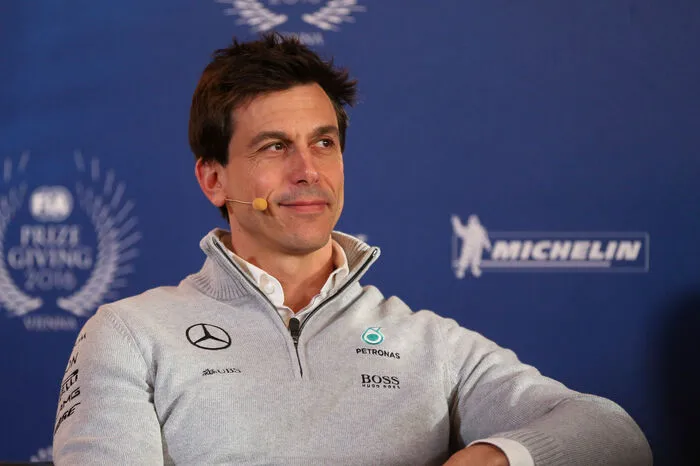 Toto Wolff (Mercedes-Motorsportchef): "Es ist eine mutige Entscheidung von Nico und ein Beweis für die Stärke seines Charakters. Er hat sich ausgesucht, auf dem Höhepunkt seiner Karriere aufzuhören. Als Weltmeister, als einer, der seinen Kindheitstraum erfüllt hat. Die Klarheit, mit der er dieses Urteil gefällt hat, hat mich dazu bewegt, seine Entscheidung sofort voll zu akzeptieren, nachdem er mich informiert hatte."  