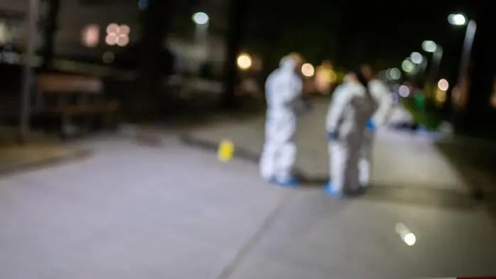 Spurensicherer am Tatort eines Mordes an einer Frau in Wien-Brigittenau