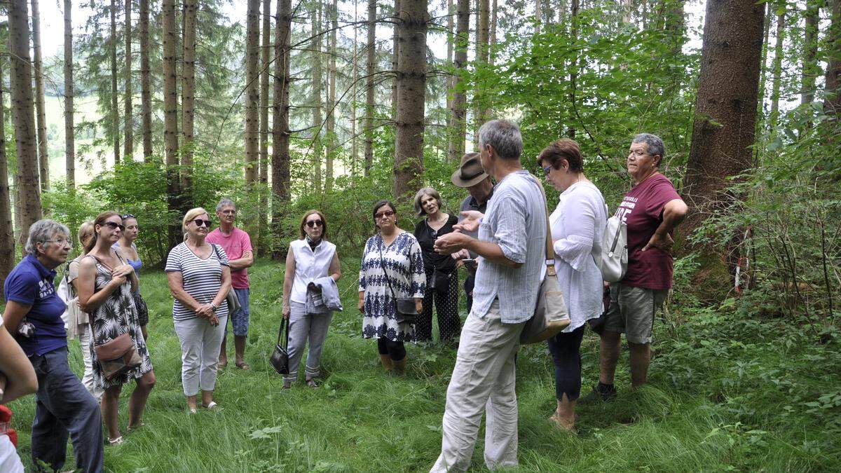 Michael Schiestl erklärt Historisches über den jüdischen Friedhof in Judenburg.