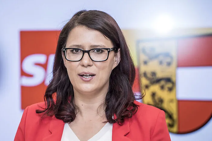 Die 33-jährige Sara Schaar aus Spittal an der Drau ist seit 2011 Bezirksgeschäftsführerin der SPÖ Spittal. Die HAK-Absolventin begann zuerst ein Studium der Veterinärmedizin in Wien, bevor sie zur Betriebswirtschaft an der Universität Klagenfurt wechselte, das sie 2015 mit dem Magisterium abschloss. Ihr Parteiengagement begann als Wahlkampfhelferin, 2009 wurde sie Ersatzgemeinderätin in Spittal, 2015 für einige Monate Stadträtin. Schaar absolvierte wie Fellner die Nachwuchsakademie des Renner-Instituts, einer Kaderschmiede, die von Peter Kaiser ins Leben gerufen wurde. Schaar lebt eigenen Angaben zufolge in einer Beziehung, ihre Hobbies sind Lesen, Reiten und Spazierengehen.