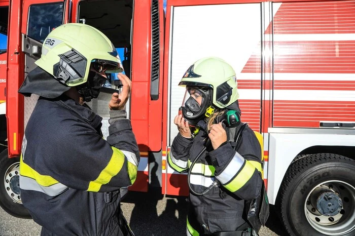 ... der Helm macht die Sache nicht besser.
