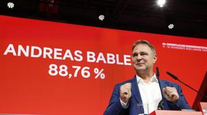 Andreas Babler auf der Bühne | Andreas Babler nach seiner Wahl - sichtlich gerührt
